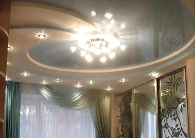 Натяжные потолки в спальню