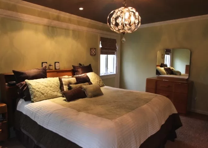 Установка коричневых натяжных потолков